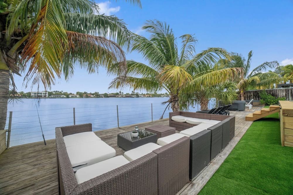 Highland Lakes Villa | Casa santorini - waterfront w/pool