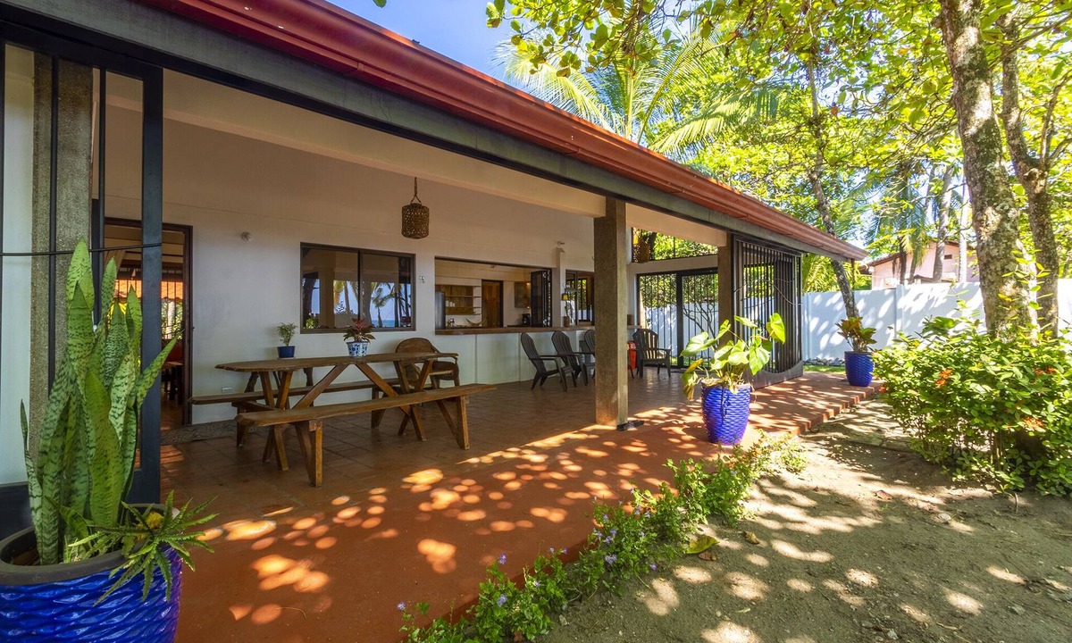Esterillos Oeste House | Casa Tortuga - Beautiful Spacious Beachfront House