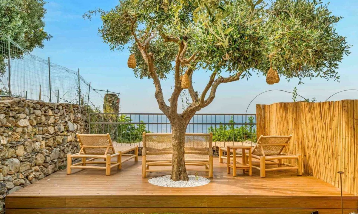 Corniglia House | Casa Tre Uliva – The Elegance of Silence, the Luxury of the GenuineIn the most authentic heart of Corniglia, Casa Tre Uliva comes to life in 2025: a high-end guesthouse that redefines the concept of hospitality in the Cinque Terre. Four charming rooms,