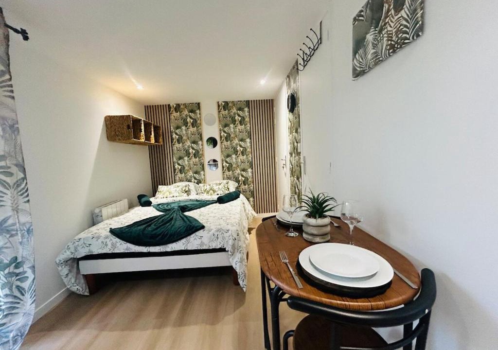 Les Ponts-de-Ce Apartment | Casa Tropical