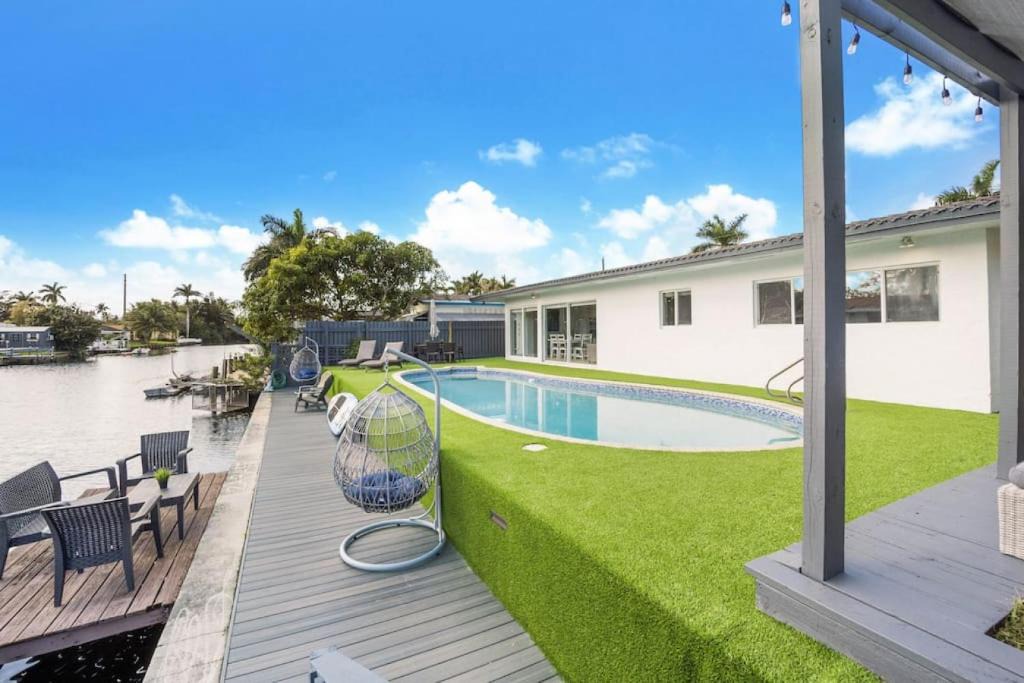 North Central Hollywood Villa | Casa Utopia - Waterfront - Kayak - Pool