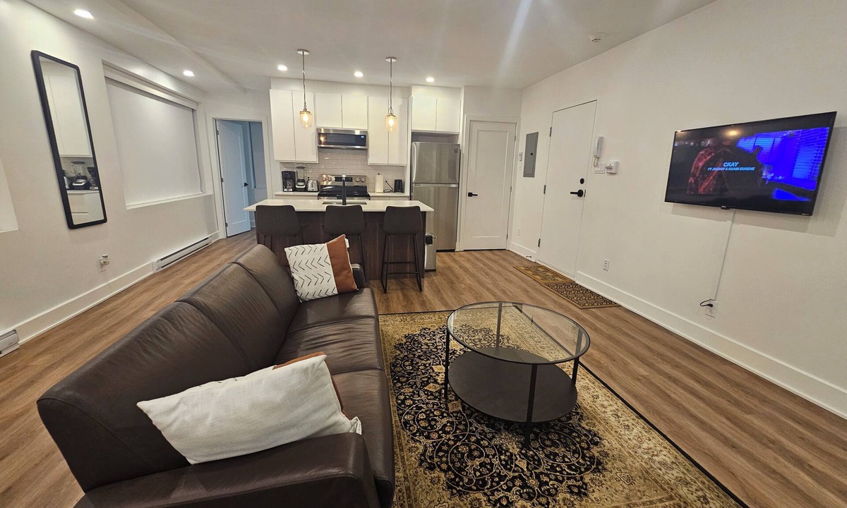 Pointe Claire Apartment | Casablanca Suites ● Newly Renovated 2bedroom Apartment ● 8mins from YUL Airport.
