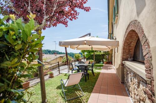 Montescudaio Apartment | Casetta Luna e Sole Giardino privato e vista Toscana