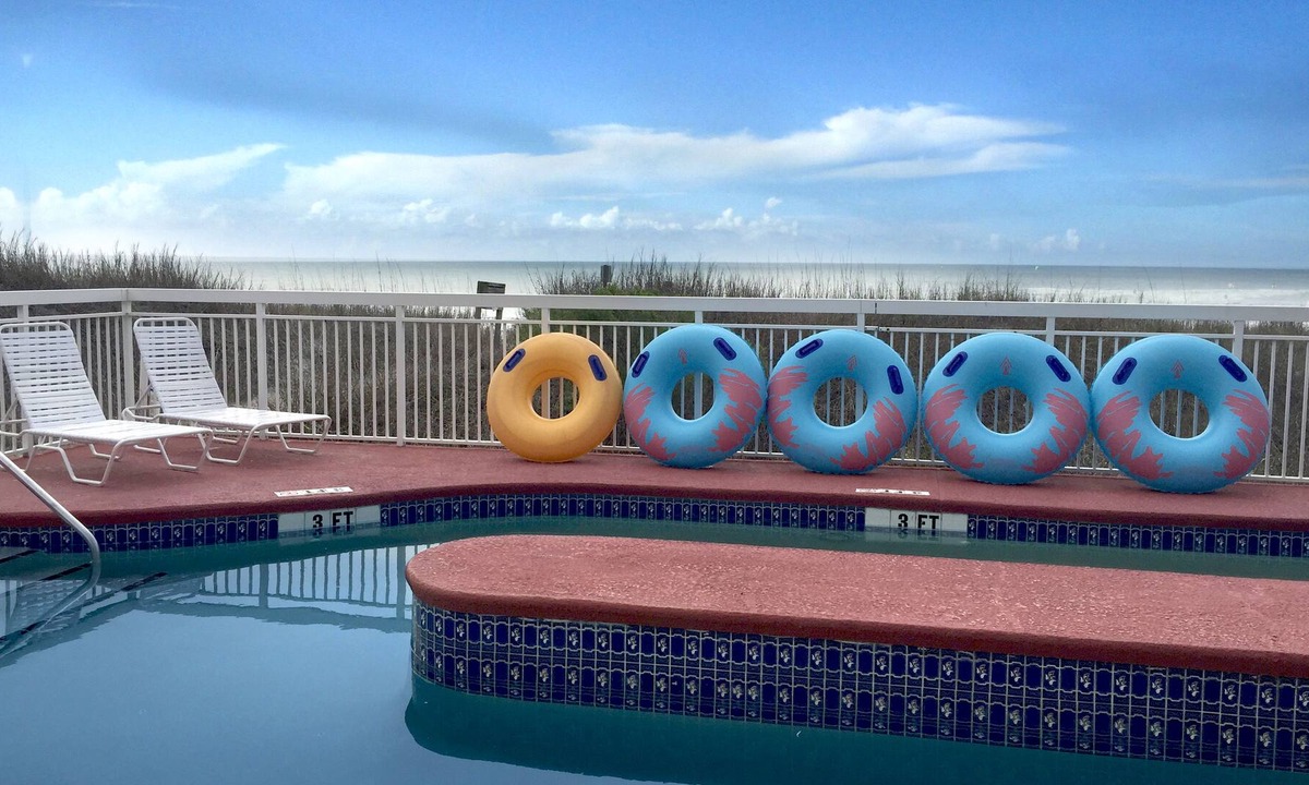Crescent Beach Hotel | Castaway Beach Inn & Swim Up Bar