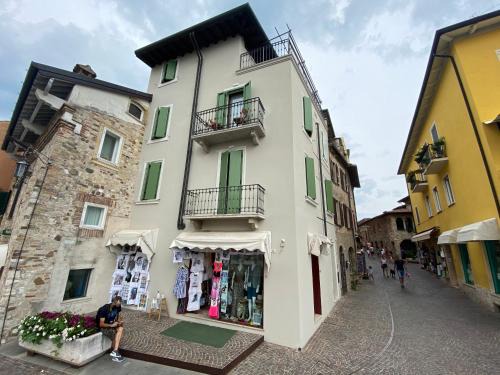 Sirmione Old Town Apartment | Castello Mavino
