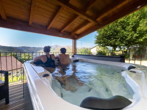 Lindoso House | Castelo Gerês - Exquisite Eco-Cottage - jacuzzi