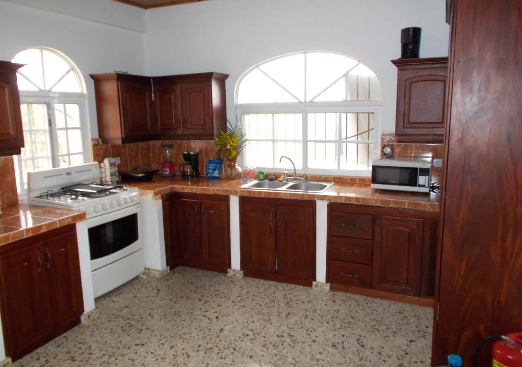 La Iglesia House | Castillo Romano