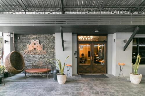 Ratchathewi Hostel | Castle Black Bangkok