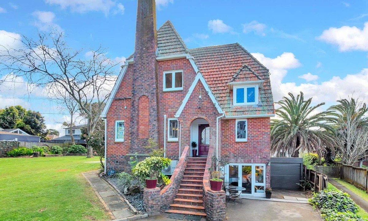 Papatoetoe House | Castle Charm with Modern Interiors– Steps to Shops