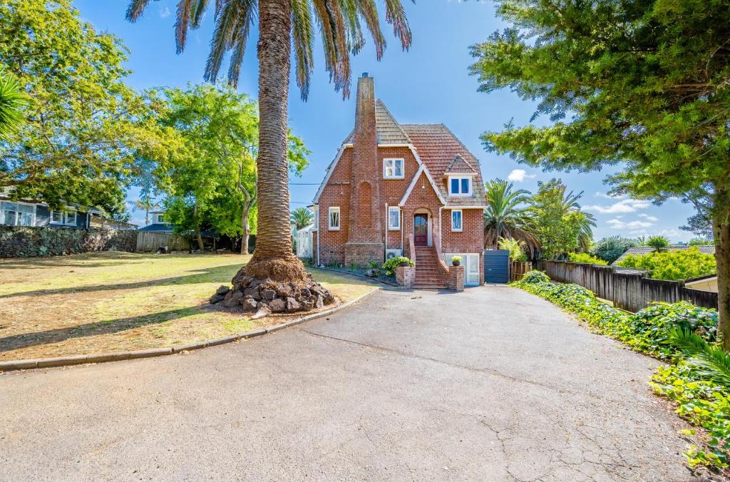 Papatoetoe Villa | Castle Charm with Modern Interiors, Steps to Shops