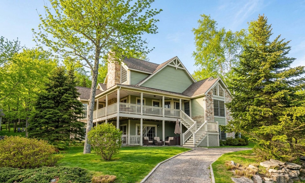 McHenry House | Castle in the Sky | Lake Views + Pool Table & Hot Tub!