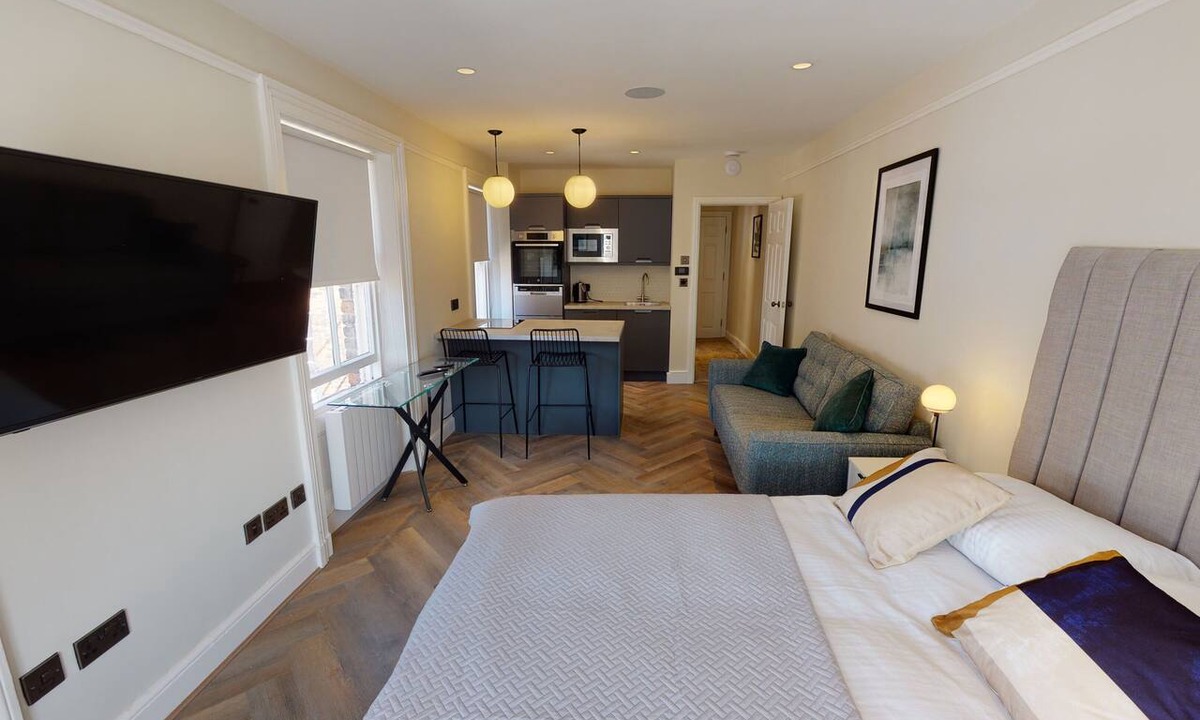 Hope Street Apartment | Cathedral Views | Heart of City | Communal Laundry