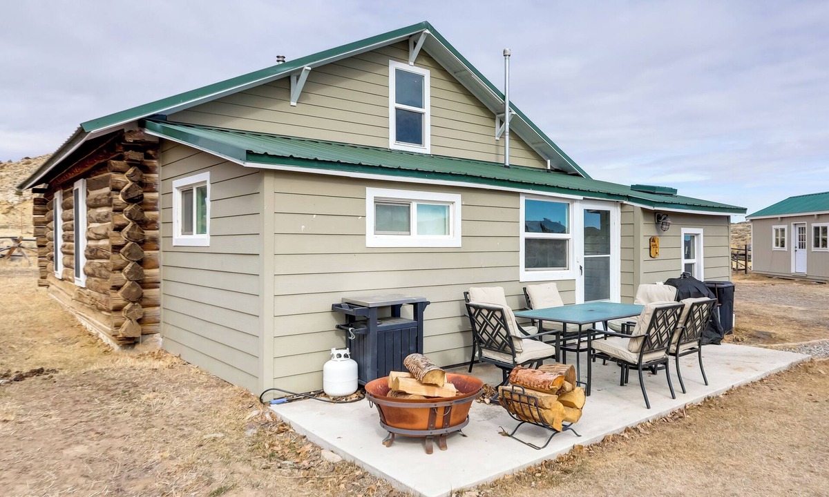 Thermopolis Cottage | Cattle Ranch Home in Western Wyoming w/Grill