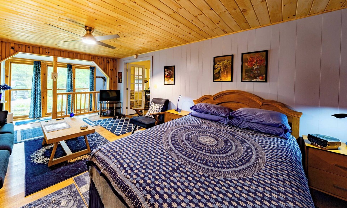 Shelburne Falls Cottage | Cavalier Cottage B&B