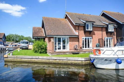Hoveton House | Cavell - sleeps 2 people right in the heart of Wroxham on the Norfolk Broads