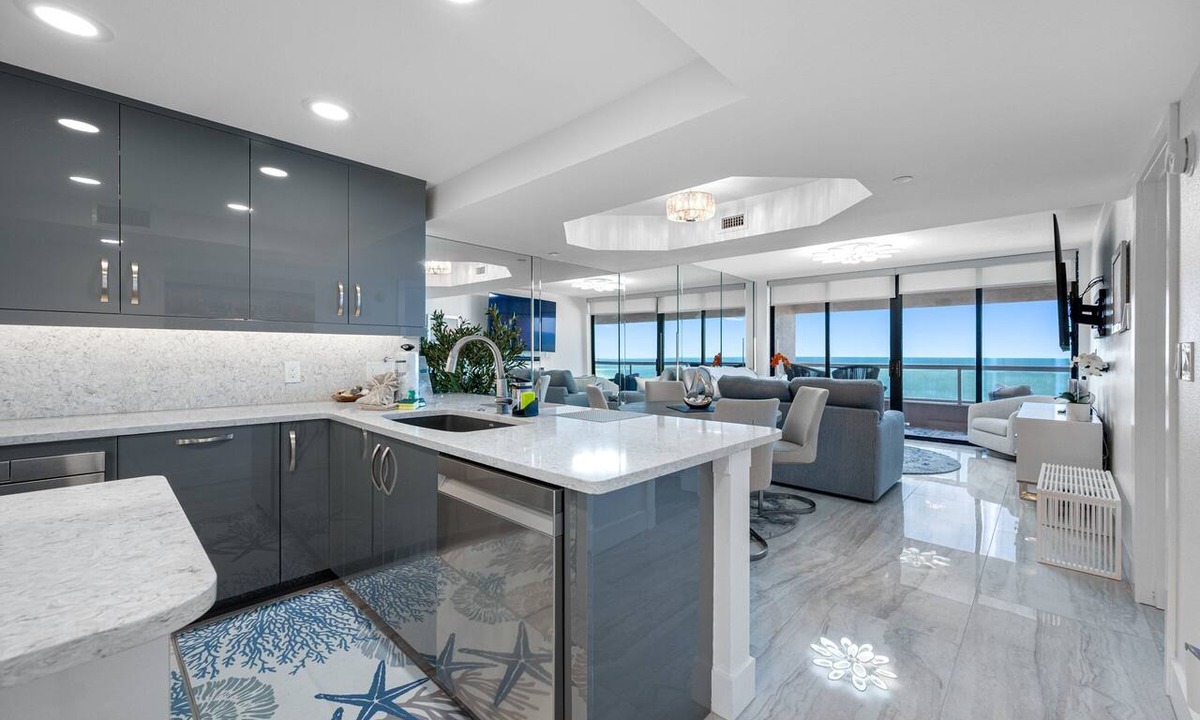 Sand Key Condo | 🌅 CBC 2-17C – Sunset Oasis |Gorgeous beach front with a private balcony, pool, gym!