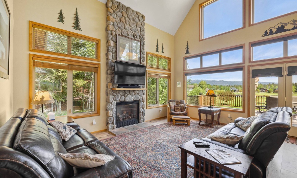 McCall House | Cedar Chalet -on golf course, clubhouse access with gym, seasonal pool & hot tub