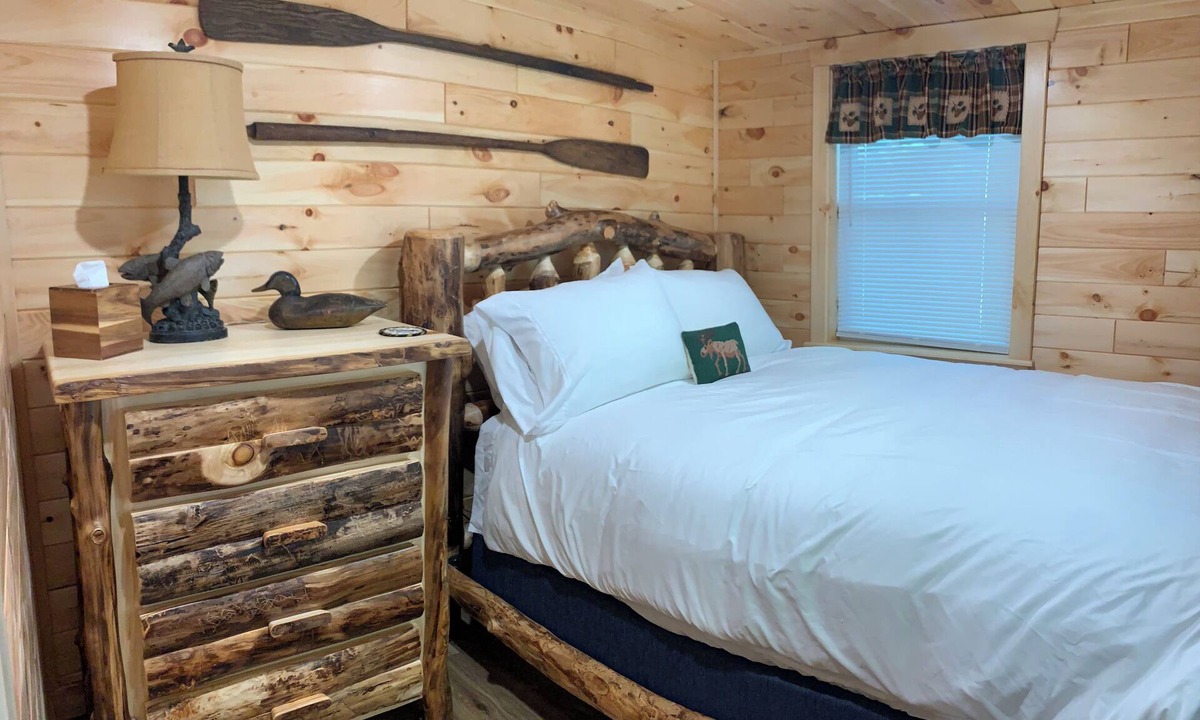 Alden Cabin | CEDAR COTTAGE - Lakefront on Thayer Lake in Alden with WiFi, AC