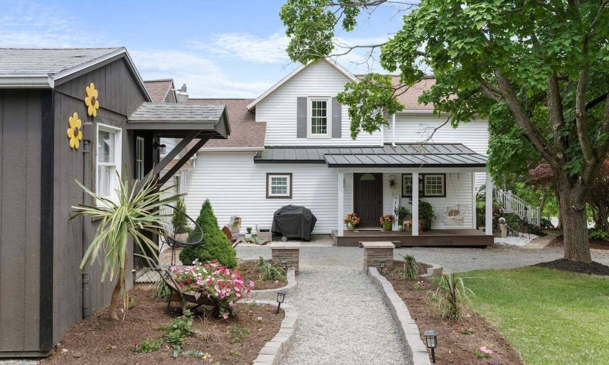 Valois House | Cedar Grove Cottage: 3 bedroom garden paradise on Seneca Lake wine trail
