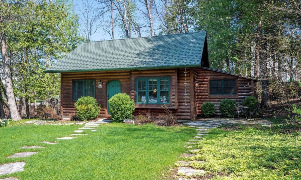 Ephraim Cottage | Cedar Hideaway | Cozy Nights & Bay Sunsets