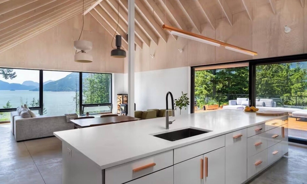Britannia Beach House | CEDAR HOME with sauna and cold plunge. 45 min drive from vancouver and Whistler!