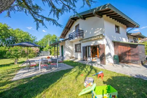 Angera House | Cedar House Villa Few Minutes From Lake - Happy Rentals