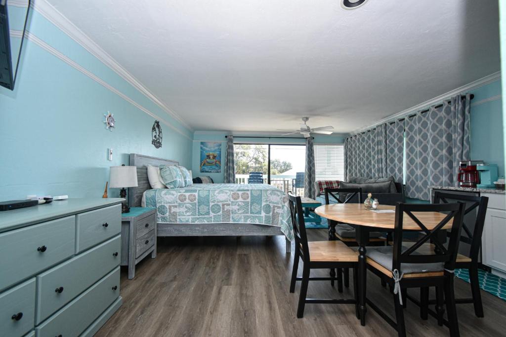Cedar Key Apartment | Cedar Key Islands Dolphins Cay Condo 230