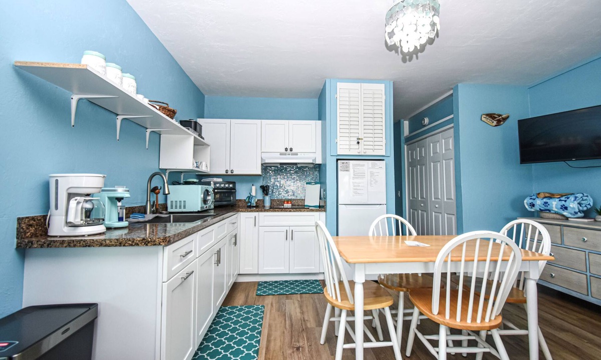 Atlantic Beach Apartment | Cedar Key Turtle -Across from the Beach-Wrap Around Balcony
