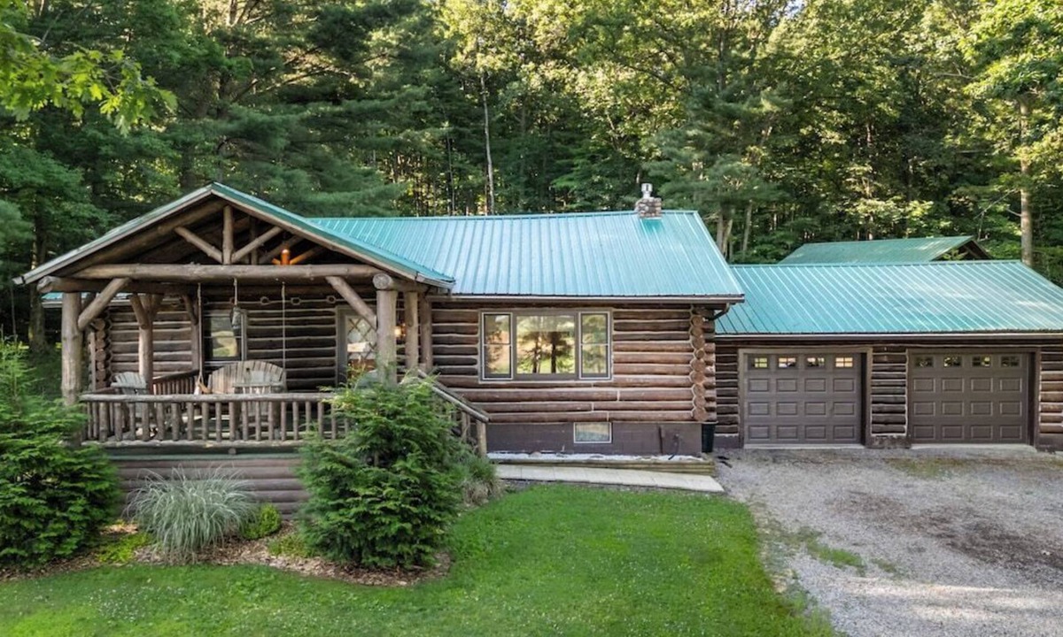 Town of Milo Cabin | Cedar Lane Cabin: 3 bedroom authentic log cabin in the woods