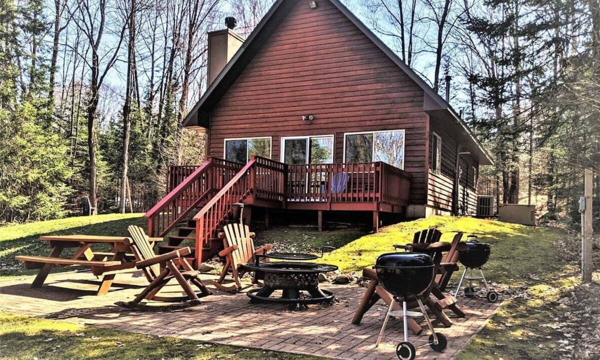 Park Falls Cabin | Cedar Lodge - Located on te Shores of the Flambeau River!