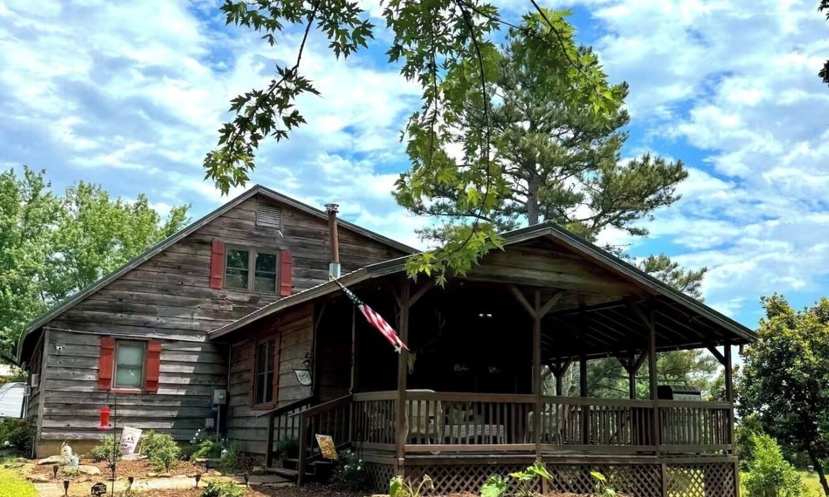 Newnata Cabin | Cedar Lodge Sleeps 20 Near Square Views