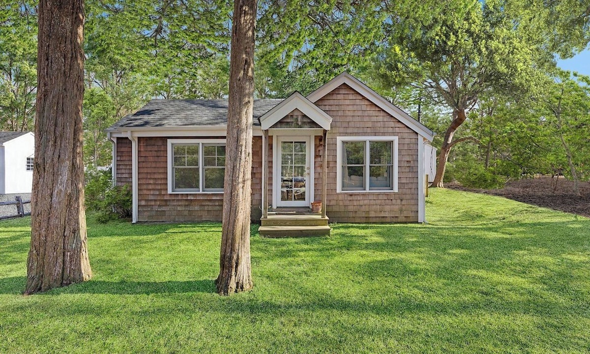 Springs Cottage | Cedar & Salt | Escape the City | 2 Acres | Lap Pool | Near Beach