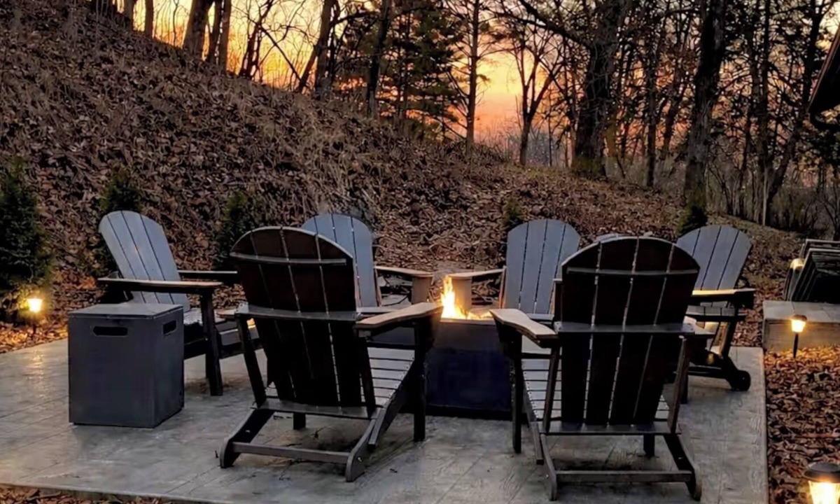Decorah House | Cedar & Stone Retreat