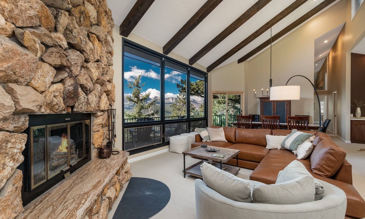Windcliff Estates House | Cedar Upper Luxury Vacation At Windcliff 3 Bedroom Home by RedAwning