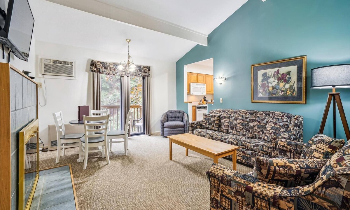 West Bridgewater Hotel | Cedarbrook Deluxe Two Bedroom Suite 1st floor w/outdoor heated pool 19110