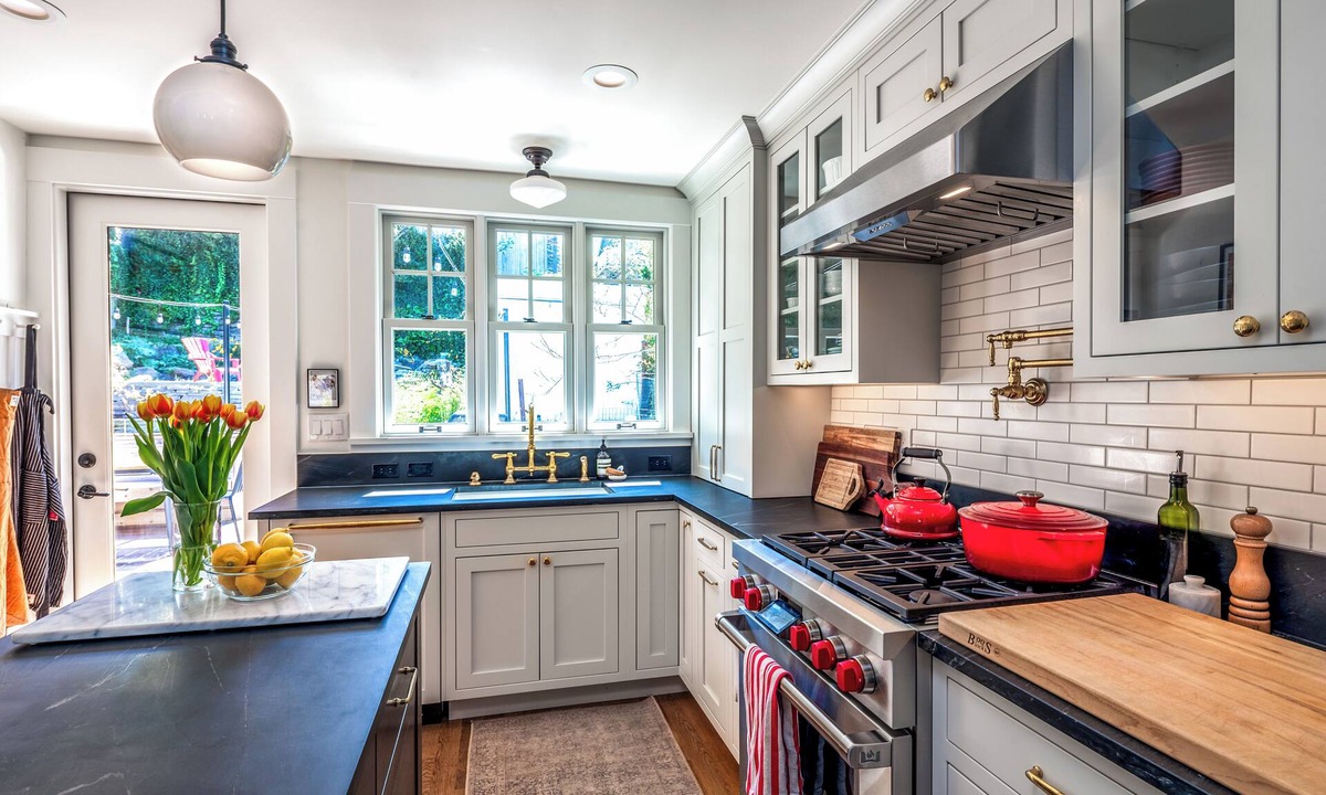 Queen Anne House | Cedarhaüs - Charming Queen Anne Cottage