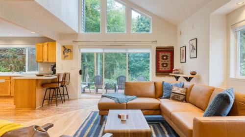 Clinton House | Cedarview Retreat by AvantStay