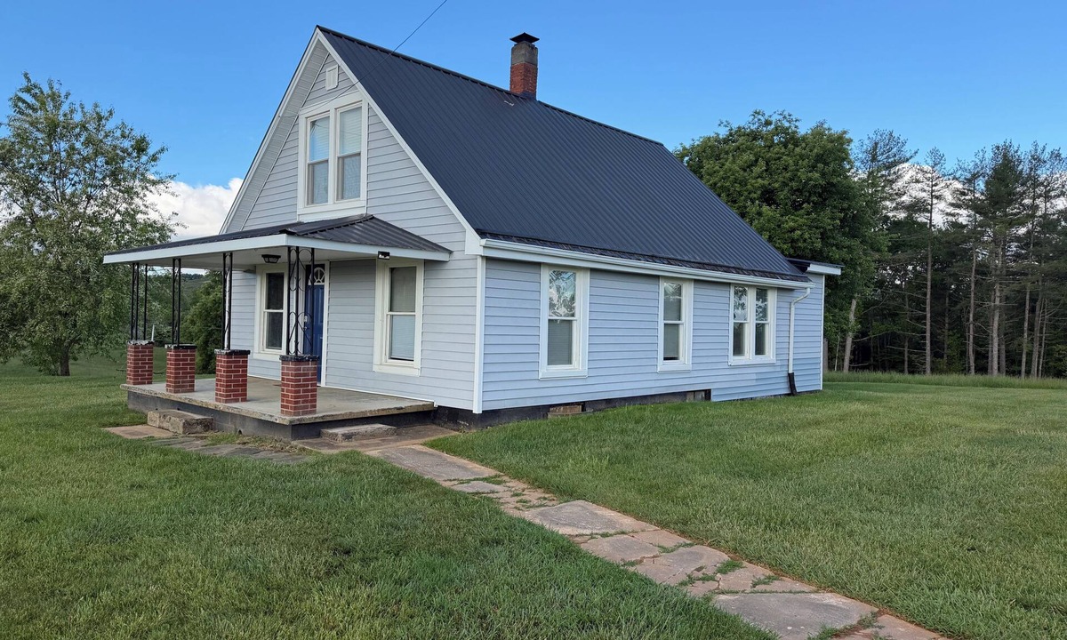 Old Town House | Celebrate Independence Day in Independence, VA! Cozy 2BR, fully equipped house.