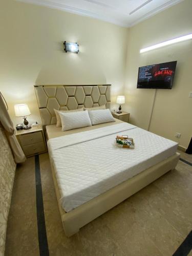 Lahore House | Celestial Gold