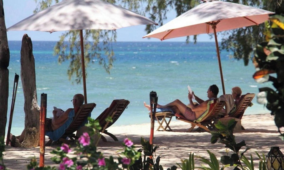 Mondu Bed & Breakfast | Cemara Beachfront Suite