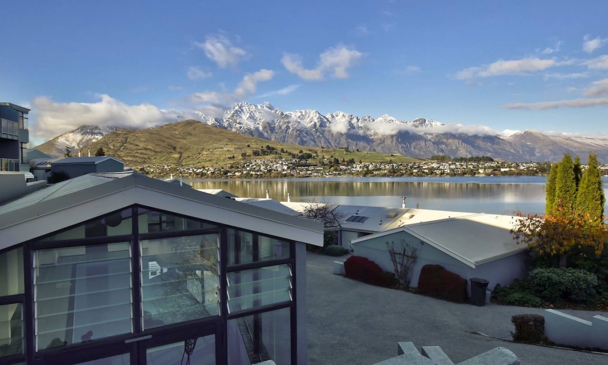 Queenstown Apartment | Central 2 bed Apt - views pool walk to town