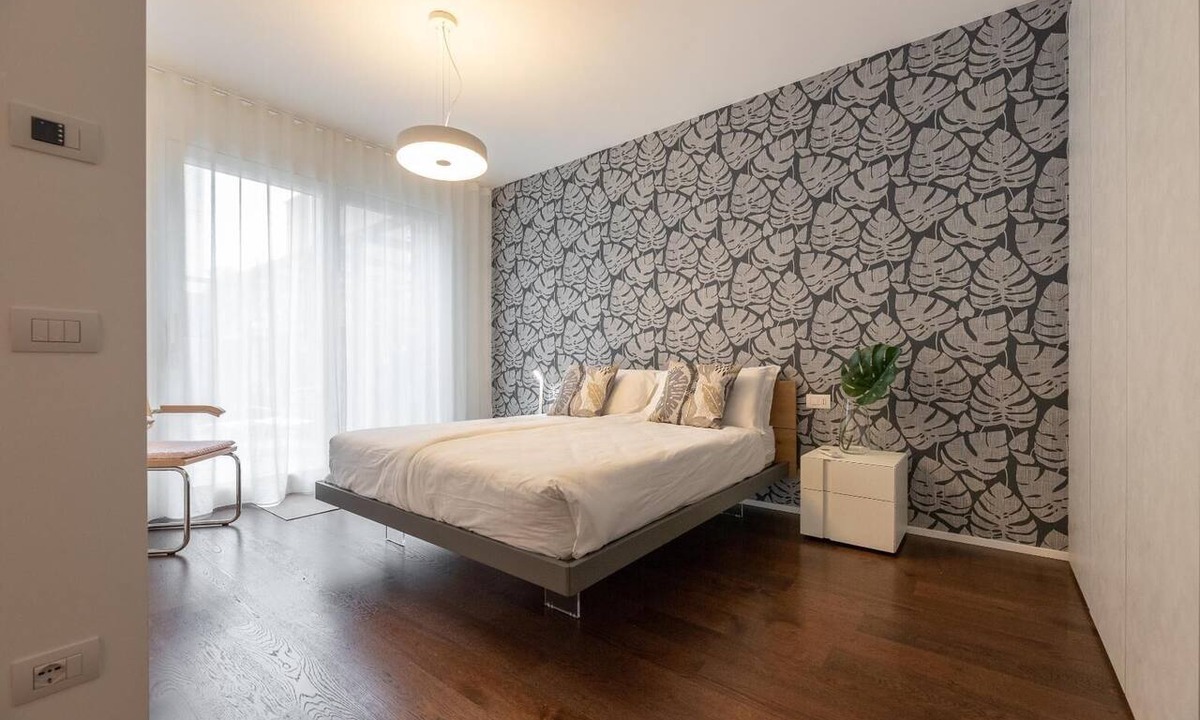 Como Apartment | Central 2BR Apartment – Private Parking – Long Term Welcome