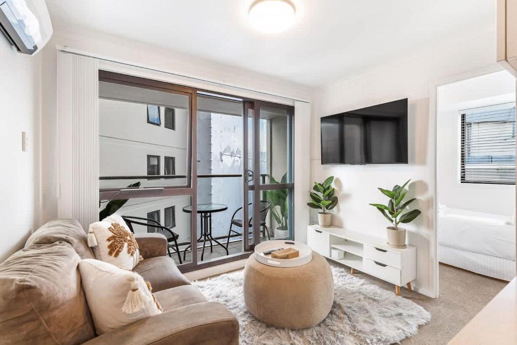 Grafton Apartment | Central 3BR Full Kitchen & Amenities Zodiak Stays