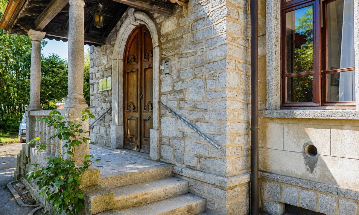 Intra Apartment | Central 4½-room vacation apartment in Verbania-Intra with parking - only approx. 500 m to the lake promenade