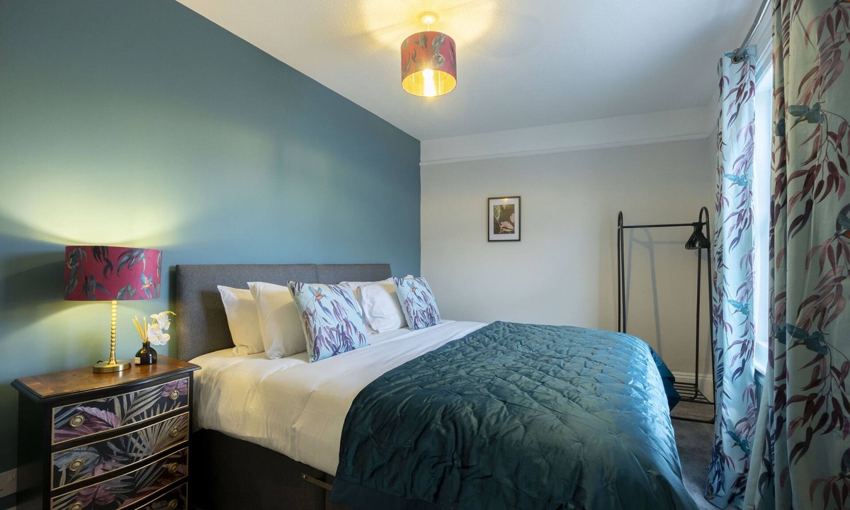 Gloucester House | Central 5 Bedroom Home Close to Gloucester City