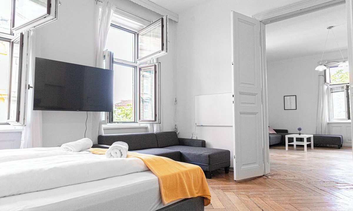 Wahring Apartment | Central Access 2BR Apt Near AKH Hospital
