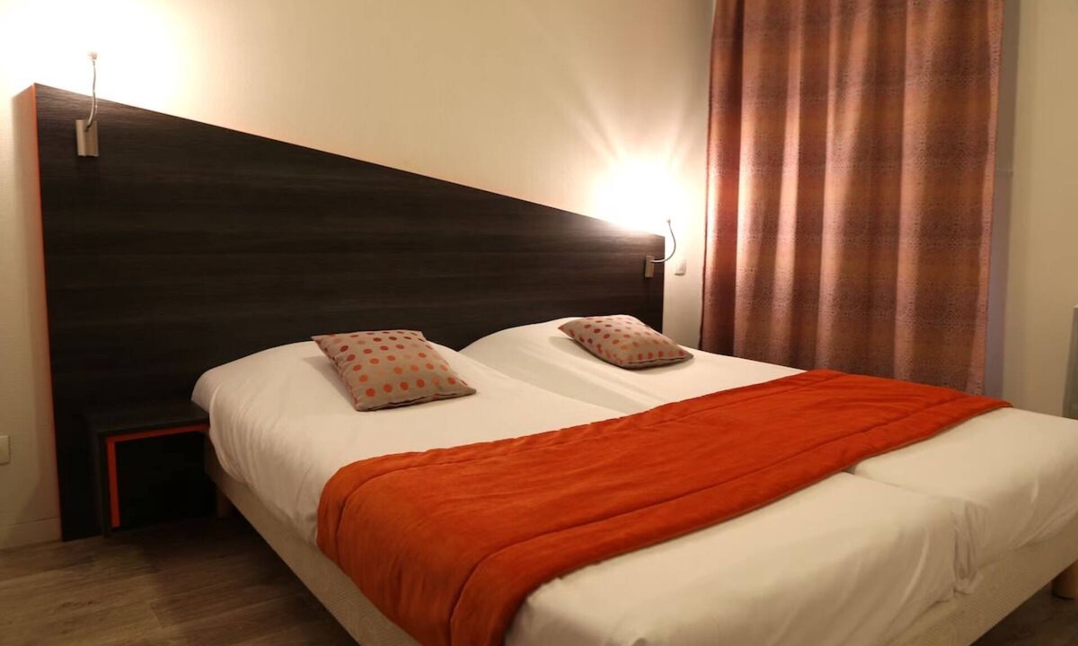 Chevilly-Larue Hotel | Central Apartment w/Kitchen: Near Tramway for Easy Commute