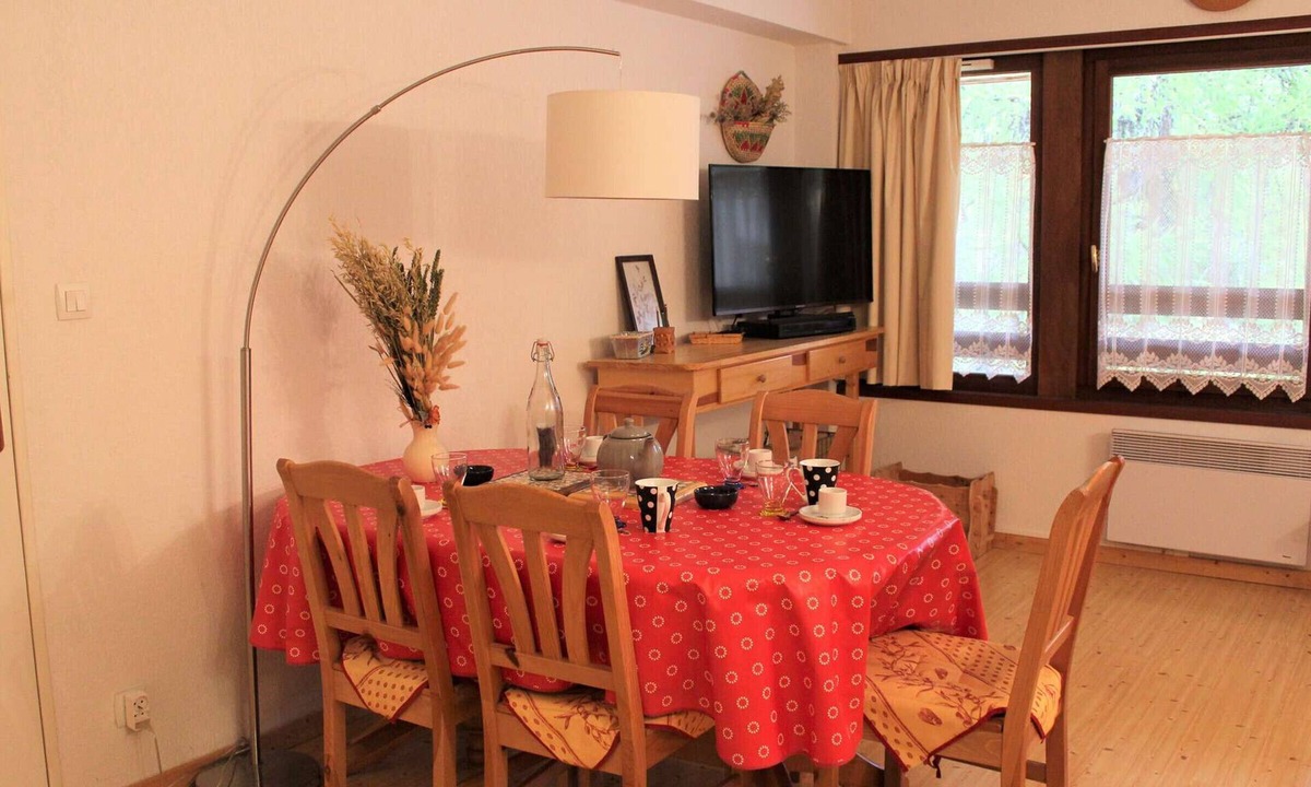Les Claux Apartment | Central Apartment in Vars - 3 Rooms, Sleeps 6, Near Slopes & Shops