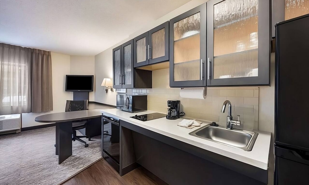 Linthicum Heights Hotel | Central Baltimore Gem, Kitchen, Pet-Friendly Property, Explore Inner Harbor!