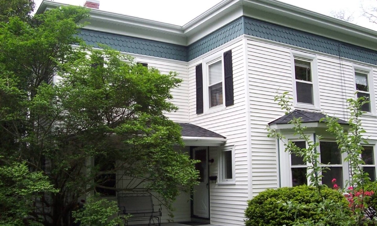 Bar Harbor House | Central Bar Harbor. Family and pet friendly.